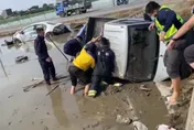 嘉義水上對撞車禍！2車栽進田中　6旬婦一度命危