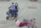 影/好心被雷親？陸2學生幫扶起摔車老婦　竟遭求償百萬網炸鍋