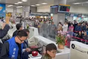 影/金門機場湧現返台潮！逾500人候補　軍機緊急支援疏運