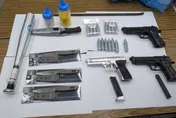 影/走路擦撞約談判！台南逾10少年持刀槍　國小門口射擊