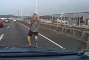 影/墜落前詭舉曝光！五楊高架35歲男小黃跳車　隨機攔車拉門