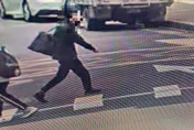 影/台北車站黑衣男持「10公分長水果刀」閒晃　長相曝光