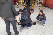 影/基隆32歲男「騎車暴衝撞警局」　警迅速制伏移送