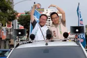 民進黨初選高雄頭籤！賴瑞隆、陳致中陪車掃　陳致中表態不參選全力挺「他」