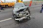 國3龍井段賓士追撞緩撞車「車頭被吃掉」　29歲男受傷