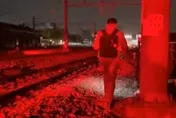 影/台鐵自強號2/24晚間突故障　500旅客走600米鐵軌回斗南站
