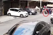 影/竹東垃圾車「後斗脫鉤」翹起　阿嬤遭彈飛顱內出血