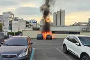 驚險！高雄26年老賓士發動秒起火　延燒鄰車幸無傷亡