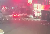 影/新竹轎車清晨闖紅燈「連撞5車」　駕駛棄車落跑