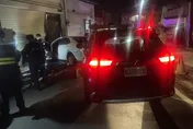 影/毒駕拒檢狂飆闖紅燈　衝撞民宅才停車…警圍捕逮人