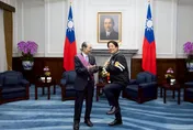賴清德頒授棒球名將王貞治「一等景星勳章」！