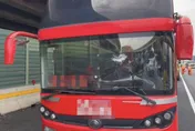 影/超大鐵片擊穿國道客運前擋玻璃　駕駛濺血44乘客驚魂