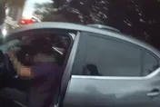 通緝犯拒檢撞警車！警方搏鬥敲窗30mins逮人　還搜出毒品
