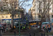 超扯畫面！米蘭市中心「列車出軌撞餐廳」　2人沒了