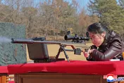 北韓官媒罕見公開金主愛持槍射擊獨照　學者：暗示正接受繼位培訓