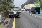 影/國3自小客遭連結車擦撞　旋轉360度撞護欄