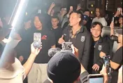影/室外路權沒申請！王陽明車聚揪韓哥　遭警方「封停車場」開罰單
