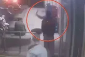 影/行車糾紛險奪命！新竹知名學府前「狂男持刀揮砍」