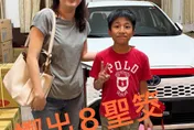 小五生手氣爆棚！橫掃高雄3廟擲筊賽　爽奪名車、金關帝、金戒指