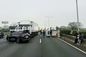 影/國1永康段狀況緊急！「5車相撞1車翻覆」釀全線封閉