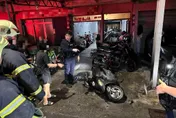 高雄停車棚遭祝融！疑亂丟菸蒂惹禍「機車龍頭燒毀」
