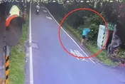 影/新北淡水山路光頭男竄出擋車　遭逮瞎掰「提醒減速」