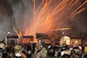 影/台南鹽水的元宵夜嗨了！蜂炮猛炸「神轎領人群遊街」