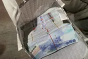 影/台中24歲粗心男「150萬公款」擺路邊垃圾桶　幸房東母撿回家