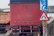 影/太扯！台中聯結車「硬開機車道」　目擊者：駕照雞腿換的嗎？