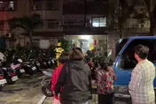 影/高雄公寓「電線走火嚴重燃燒」！居民急逃