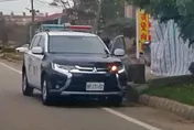 知法犯法！金門驚見「警察為買肉圓逆向停警車」