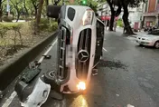 影/北市大安區休旅車連撞3車後側翻　駕駛頭部受傷送醫