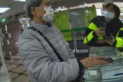內湖婦欲領45萬買芭樂！　郵局行員機警通報阻詐