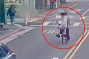 影/2屁孩把Ubike當特技單車　警：可罰600恐涉公共危險