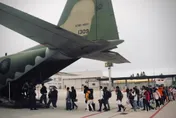 澎湖馬公機場湧返台人潮　空軍出動C-130H疏運
