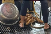 烤玉米攤食材放水溝蓋上　女兒改店名道歉：放過老人家