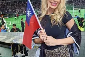 WBC/費仔辣妻改走「狂野豹紋風」！對吉祥物「歐告」愛不釋手狂打卡