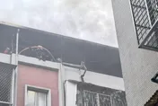 新板特區驚見公寓燒起來！住戶急逃命