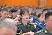 「解放軍宋慧喬」現身兩會！徐楓燦成「嬌點」代表搶合影