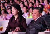 金正恩牽手金主愛觀看婦女節表演！官媒稱「心愛的女兒」
