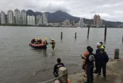 6旬男獨坐關渡橋欄杆後墜河　警消救起命危送醫