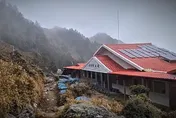 罕見3月雪！高山急凍0度　嘉明湖山屋清晨降雪20分鐘