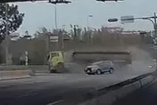 影/宛如陸上飛彈！國10「解體車禍」摧毀瞬間直擊
