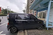 影/淡水自小客駛出得來速暴衝　高速直撞公車亭