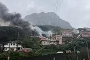 影/新北瑞芳山區民宅火警　火舌濃煙竄出直沖天際