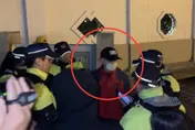 影/自由廣場圖伯特抗暴燭光晚會　男子朝人群丟鞭炮遭逮