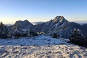 玉山凌晨下雪了！最低溫-8.9°C　銀白大地美景照曝