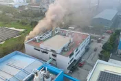 影/台南柳營工廠大火「內有腐蝕性化學物」！環保局急發警報