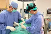 手術視野僅3.5公分、血管如髮絲　1100克早產女嬰搶命成功！