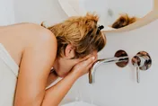 天冷用「熱水洗臉」反讓臉更乾！水溫超過體溫就傷皮膚